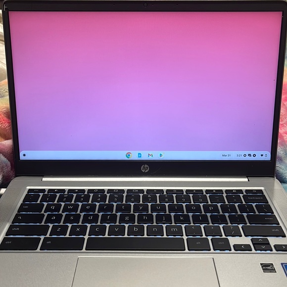 Selling used chrome book - Picture 4 of 4